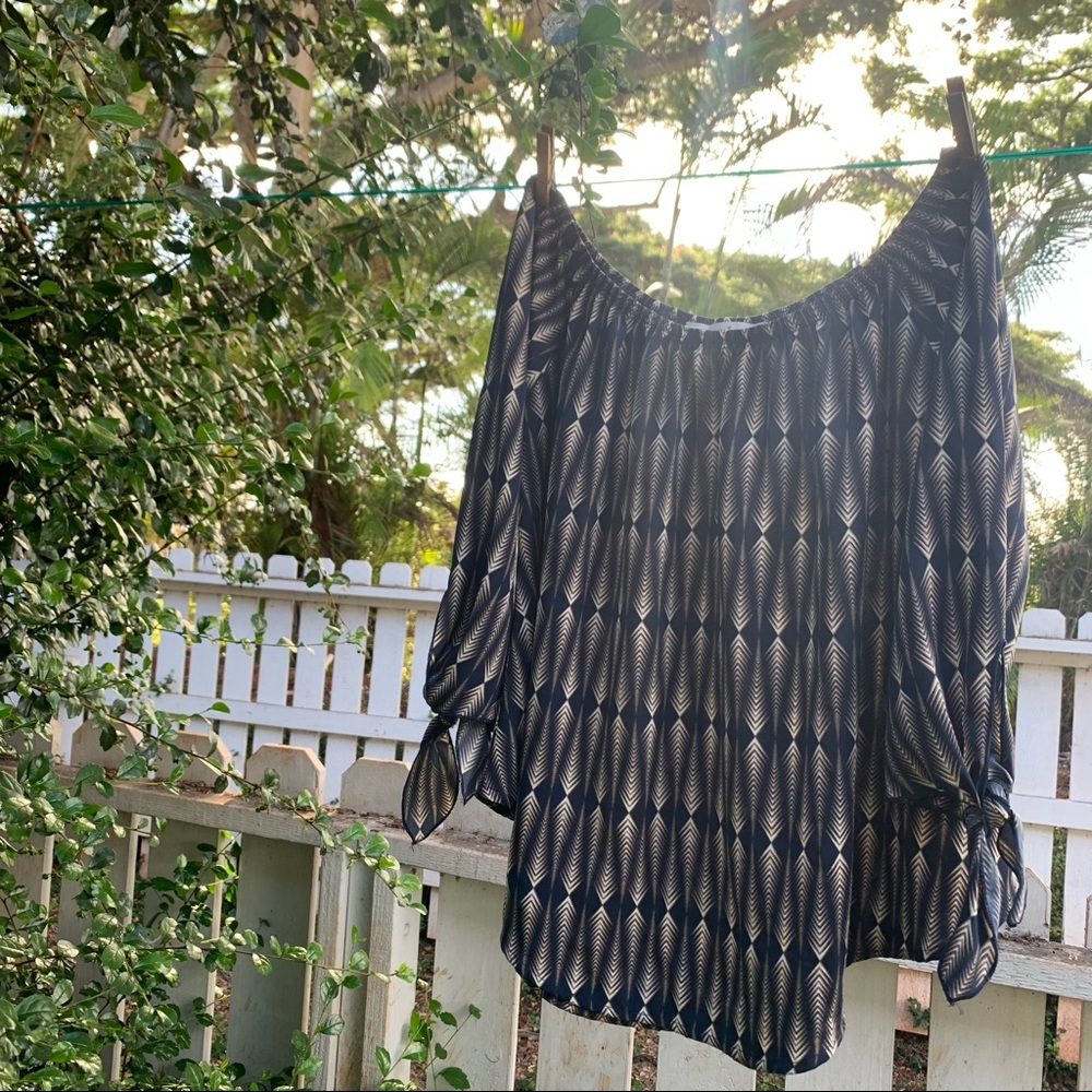 Cookies semi off-shoulder patterned blouse 💙